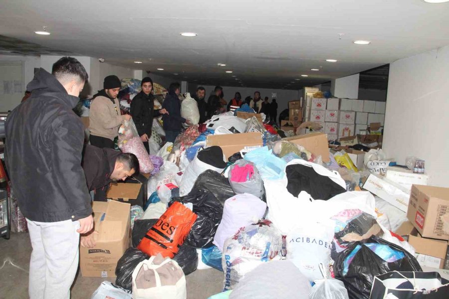 Döşemealtı Depremzedeler İçin Tek Yürek Oldu