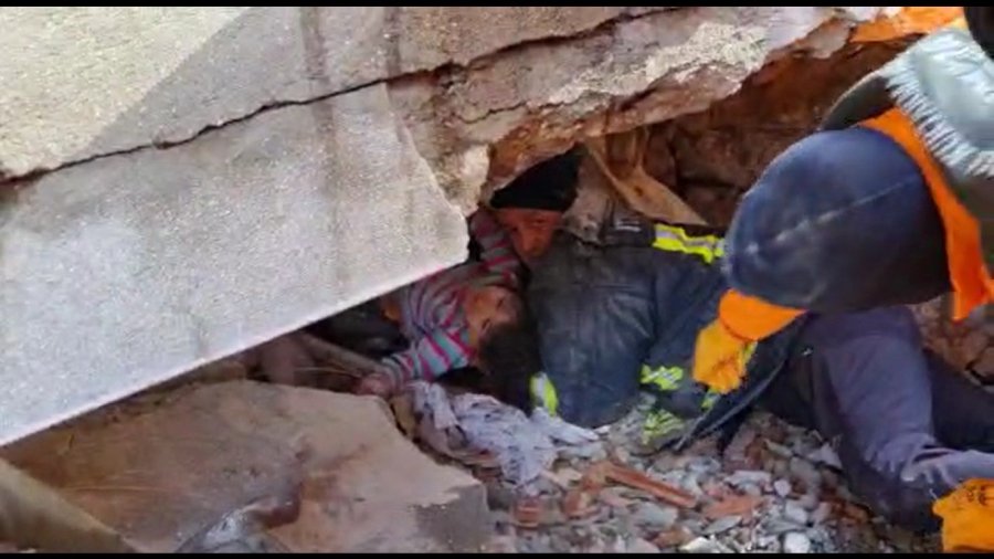 4 Yaşındaki Küçük Kız 6 Saatlik Çalışma Sonucunda Sağ Salim Enkazdan Çıkartıldı