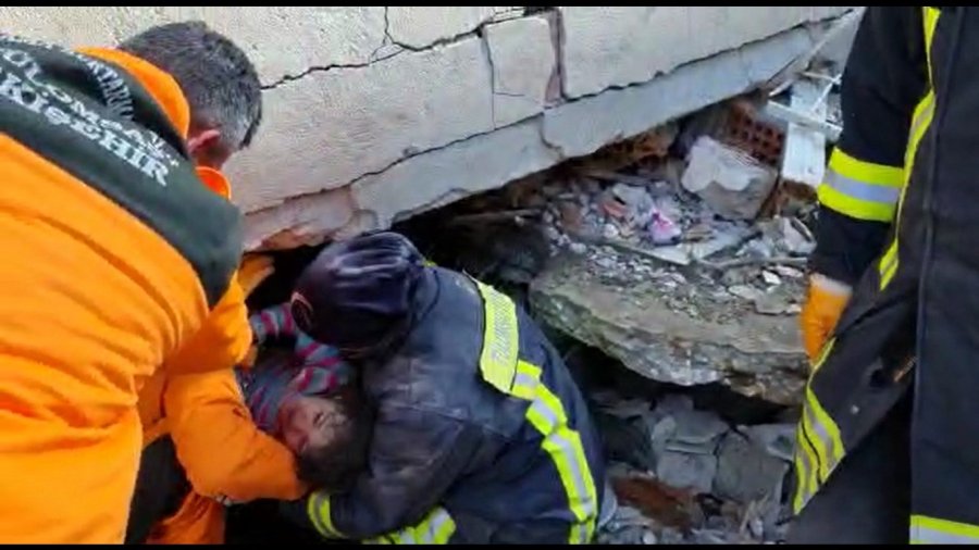 4 Yaşındaki Küçük Kız 6 Saatlik Çalışma Sonucunda Sağ Salim Enkazdan Çıkartıldı