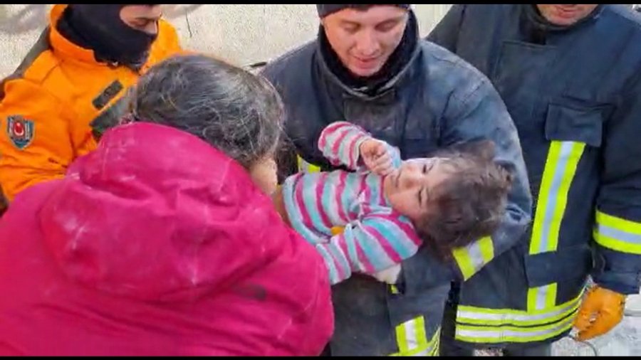 4 Yaşındaki Küçük Kız 6 Saatlik Çalışma Sonucunda Sağ Salim Enkazdan Çıkartıldı