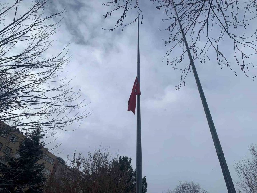 7 Günlük Milli Yasın Ardından Eskişehir’de Bayraklar Yarıya İndi