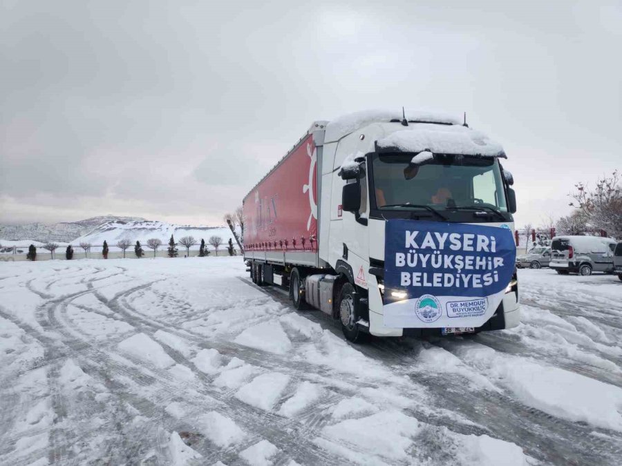 Kayseri Büyükşehir’den Deprem Bölgesine 3 Kamyon Ve 20 Yardım Tırı