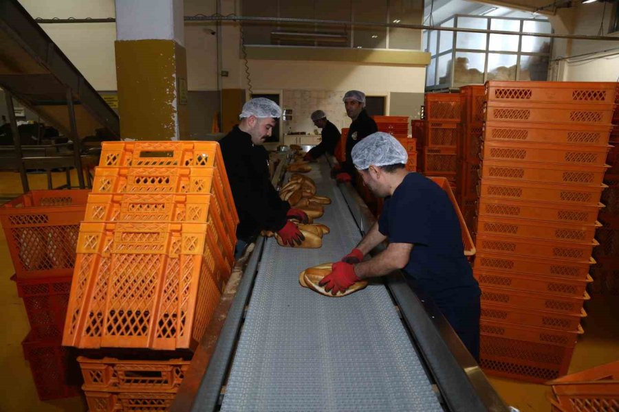 Kayseri Büyükşehir’den Deprem Bölgesine 3 Kamyon Ve 20 Yardım Tırı