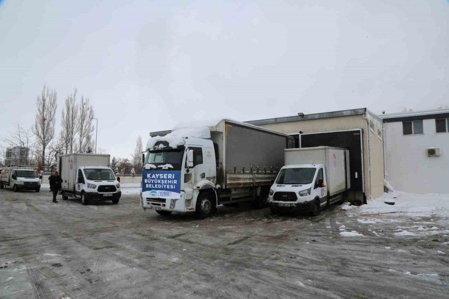 Kayseri Büyükşehir’den Deprem Bölgesine 3 Kamyon Ve 20 Yardım Tırı