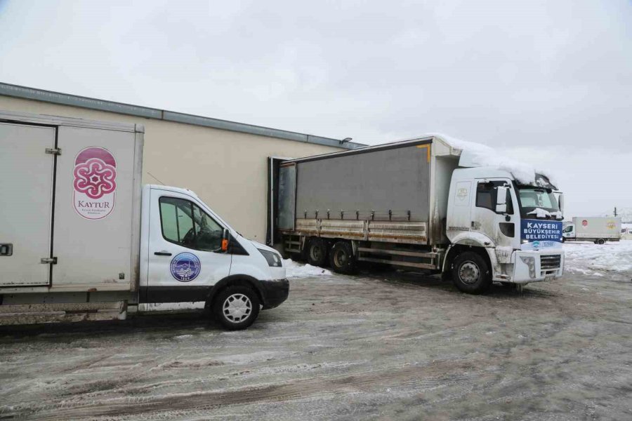 Kayseri Büyükşehir’den Deprem Bölgesine 3 Kamyon Ve 20 Yardım Tırı