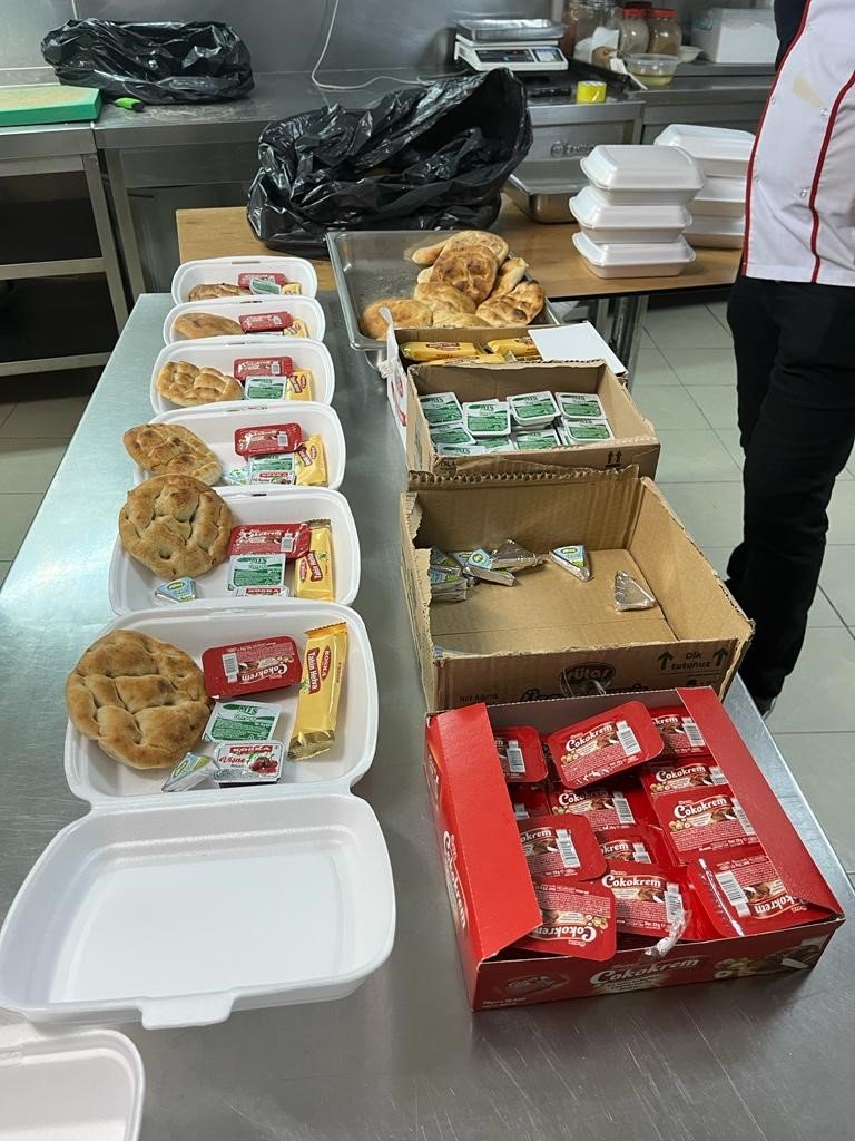 Kayseri Büyükşehir’den Deprem Bölgesine 3 Kamyon Ve 20 Yardım Tırı