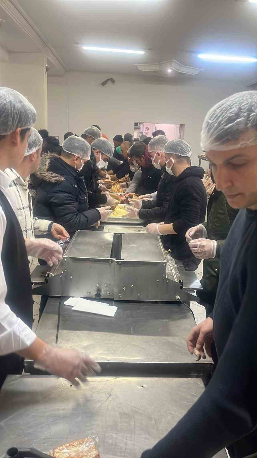 Kayseri Büyükşehir’den Deprem Bölgesine 3 Kamyon Ve 20 Yardım Tırı