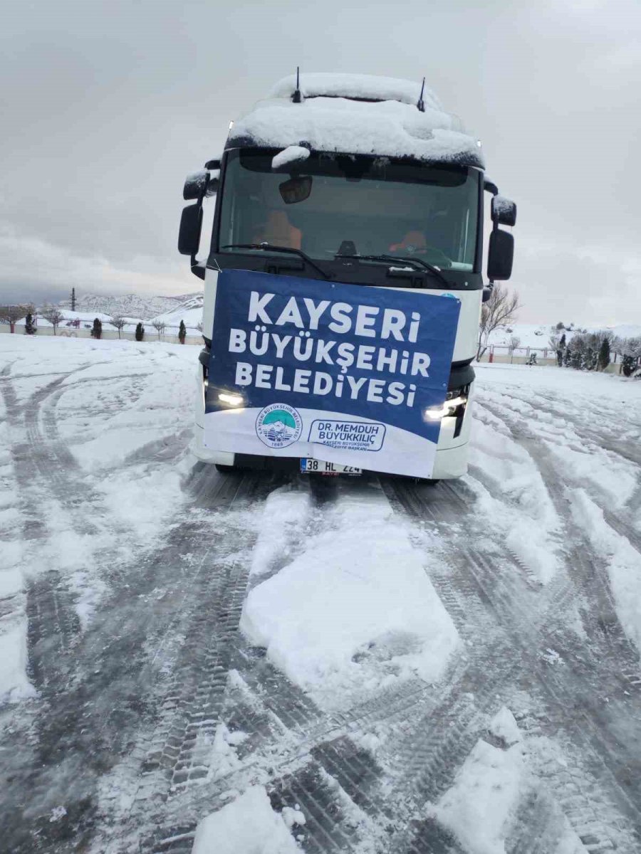 Kayseri Büyükşehir’den Deprem Bölgesine 3 Kamyon Ve 20 Yardım Tırı