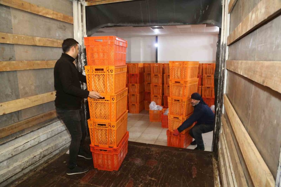 Kayseri Büyükşehir’den Deprem Bölgesine 3 Kamyon Ve 20 Yardım Tırı