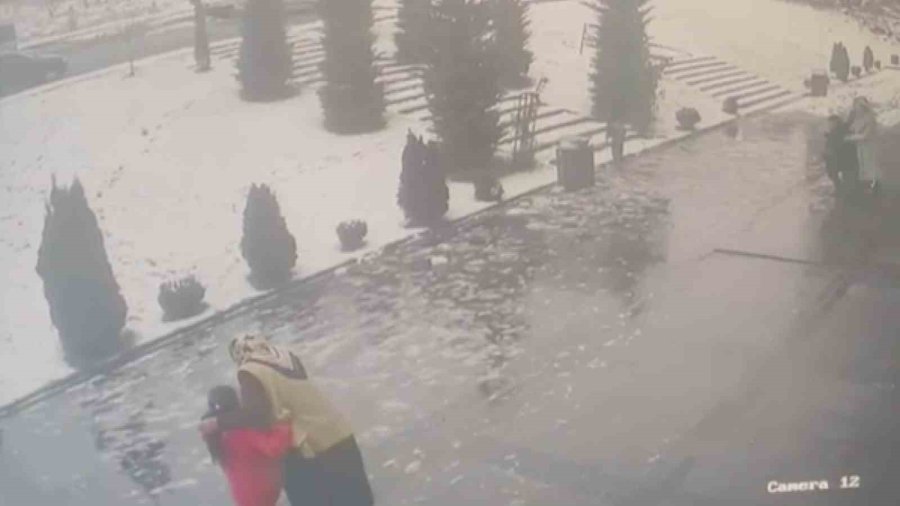 Yıkılan Minarenin Altında Kalmaktan Son Anda Kurtuldular