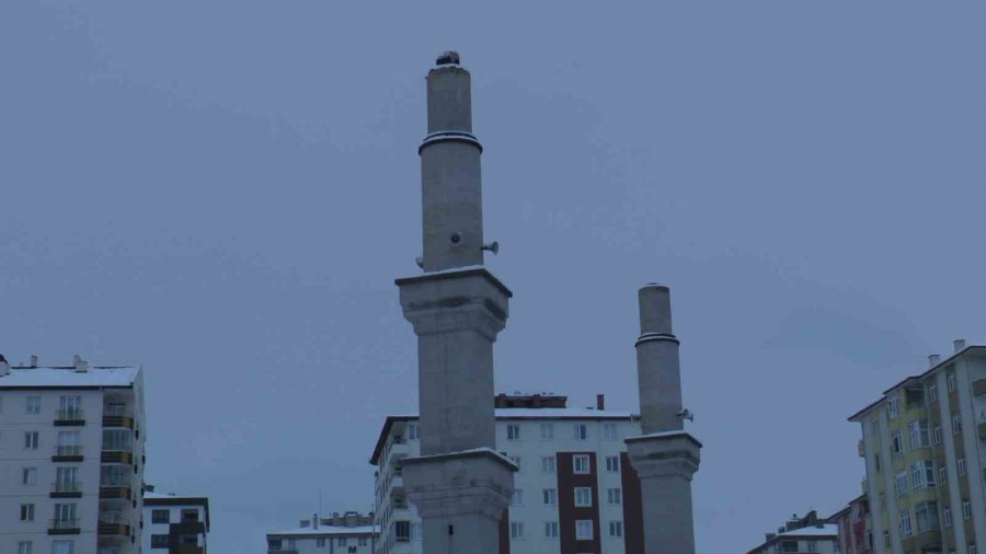 Yıkılan Minarenin Altında Kalmaktan Son Anda Kurtuldular