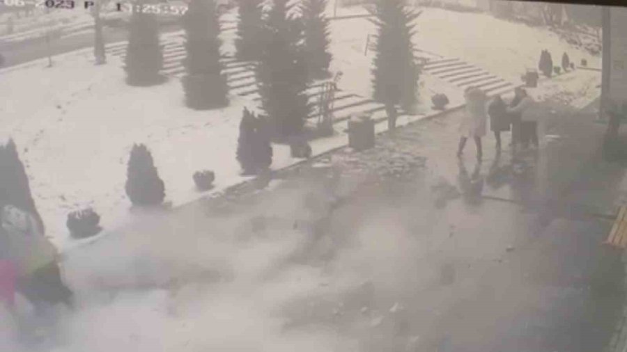 Yıkılan Minarenin Altında Kalmaktan Son Anda Kurtuldular