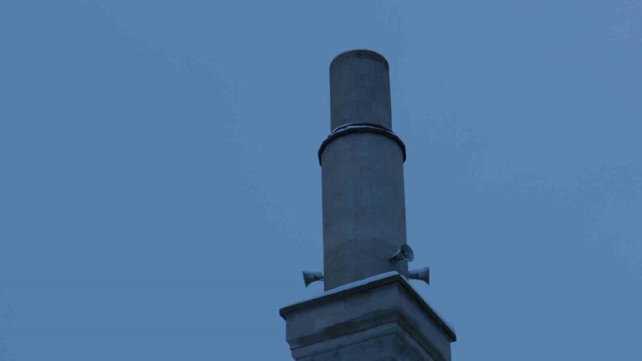 Yıkılan Minarenin Altında Kalmaktan Son Anda Kurtuldular