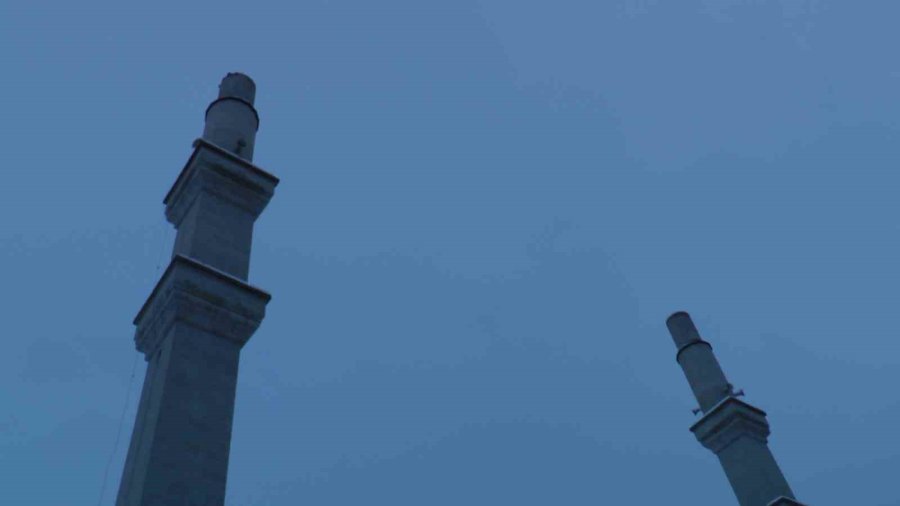 Yıkılan Minarenin Altında Kalmaktan Son Anda Kurtuldular