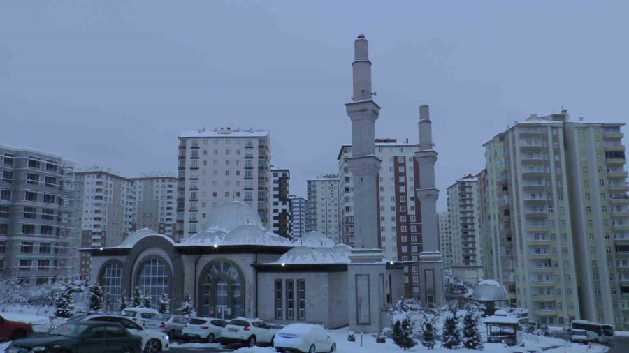 Yıkılan Minarenin Altında Kalmaktan Son Anda Kurtuldular