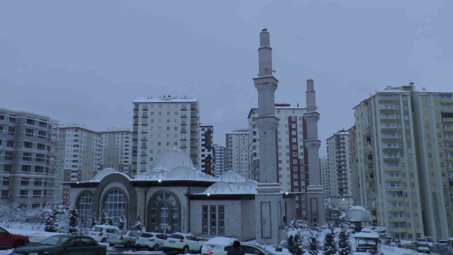 Yıkılan Minarenin Altında Kalmaktan Son Anda Kurtuldular