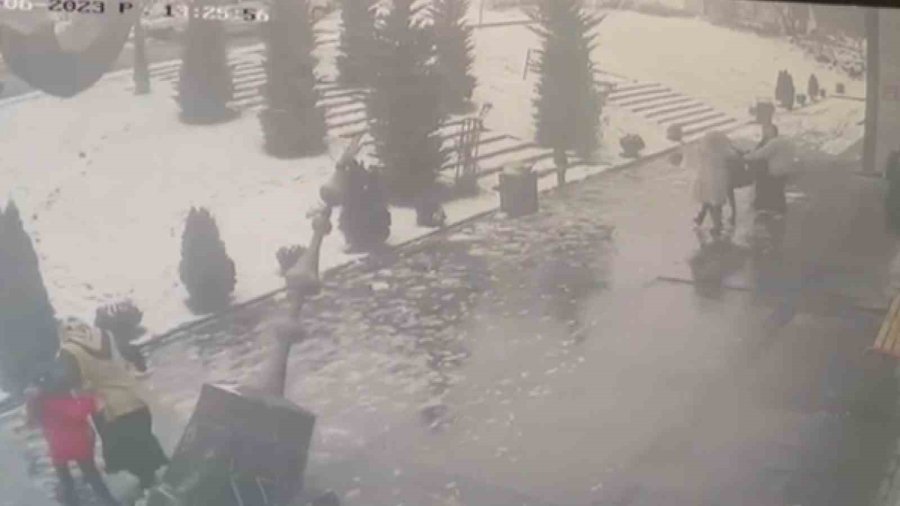 Yıkılan Minarenin Altında Kalmaktan Son Anda Kurtuldular