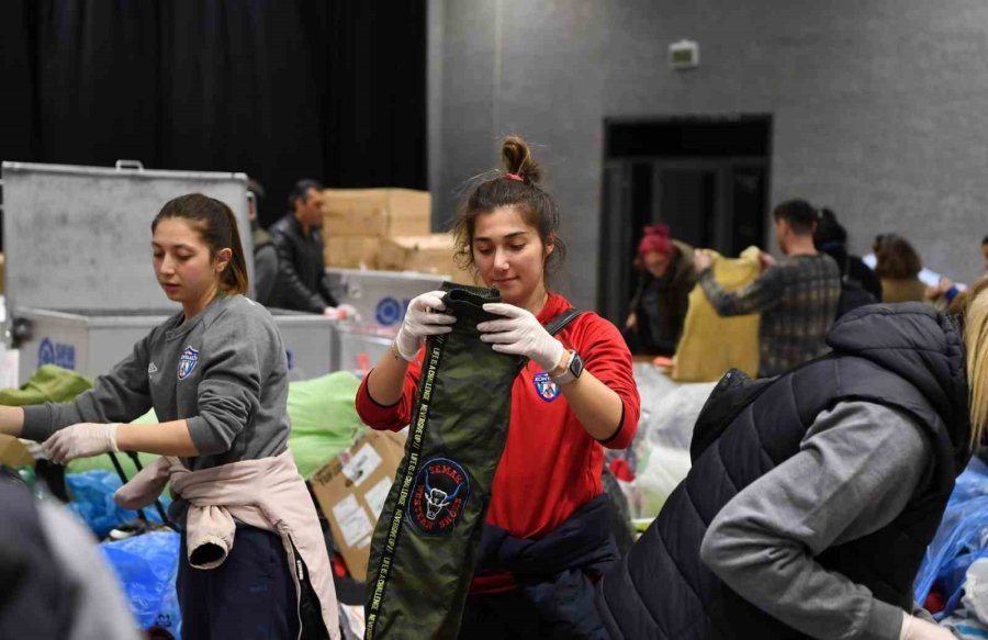 Konyaaltılı Lina’dan Deprem Bölgesine Duygu Dolu Yardım
