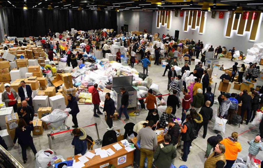 Konyaaltılı Lina’dan Deprem Bölgesine Duygu Dolu Yardım