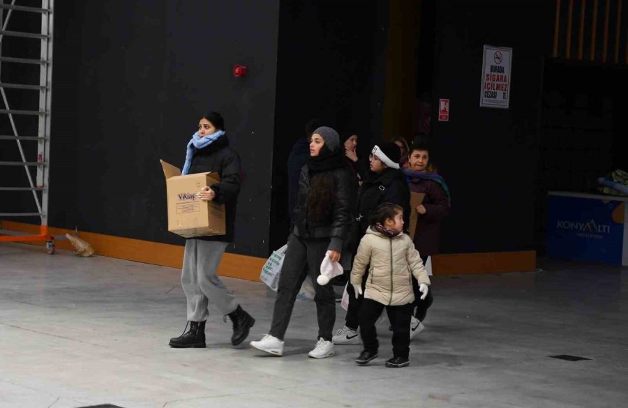 Konyaaltılı Lina’dan Deprem Bölgesine Duygu Dolu Yardım