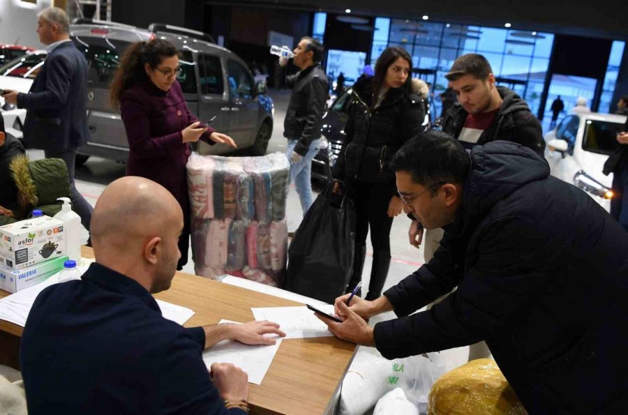 Konyaaltılı Lina’dan Deprem Bölgesine Duygu Dolu Yardım
