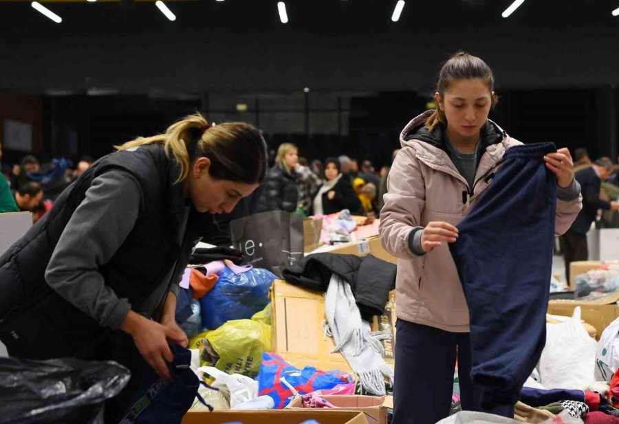Konyaaltılı Lina’dan Deprem Bölgesine Duygu Dolu Yardım