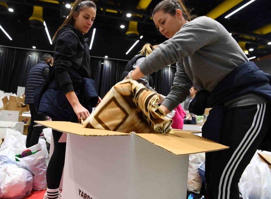 Konyaaltılı Lina’dan Deprem Bölgesine Duygu Dolu Yardım