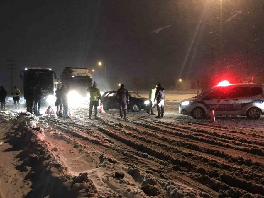 Konya’nın Şehirler Arası Yollarında Kar Ve Tipi Engeli