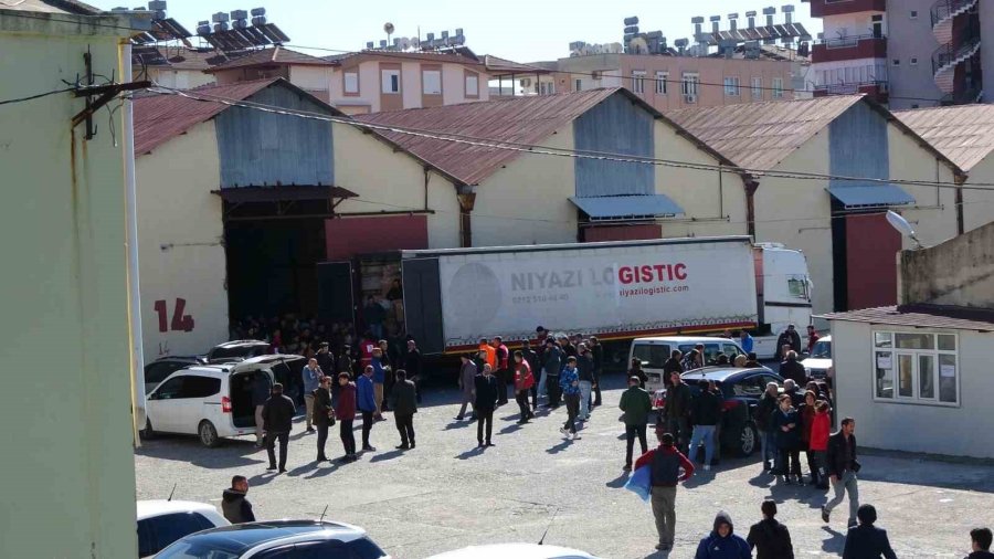 Türkiye’nin Yangında Seferber Olduğu Manavgat, Depremzedeler İçin Tek Yürek