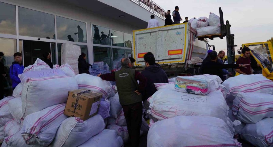 Yardım Dolu Tırlar Deprem Bölgesine Gönderildi