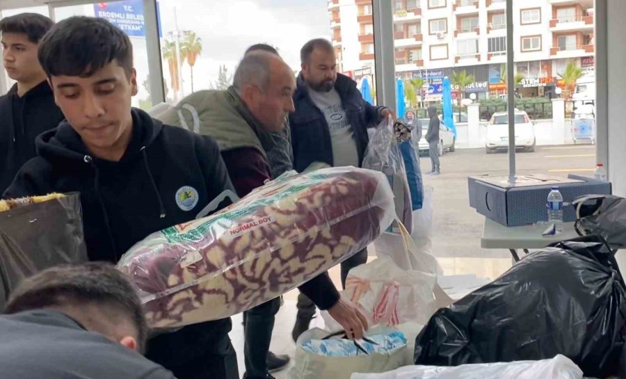 Yardım Dolu Tırlar Deprem Bölgesine Gönderildi