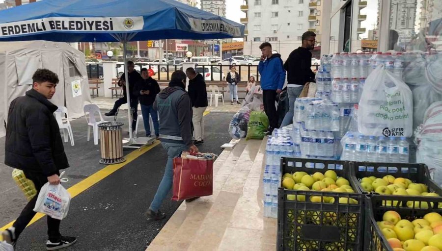 Yardım Dolu Tırlar Deprem Bölgesine Gönderildi