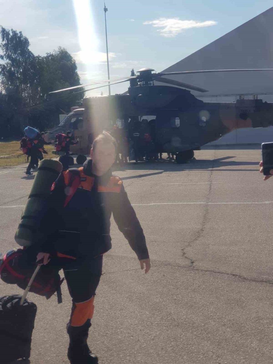 Kara Kuvvetlerine Ait Helikopterler Deprem Bölgesinde