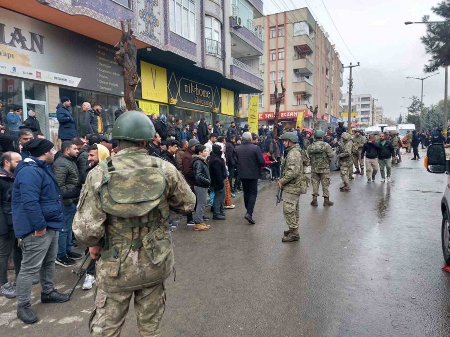 Mehmetçik Deprem Bölgesinde Asayişi Sağlama Görevi De Gerçekleştiriyor