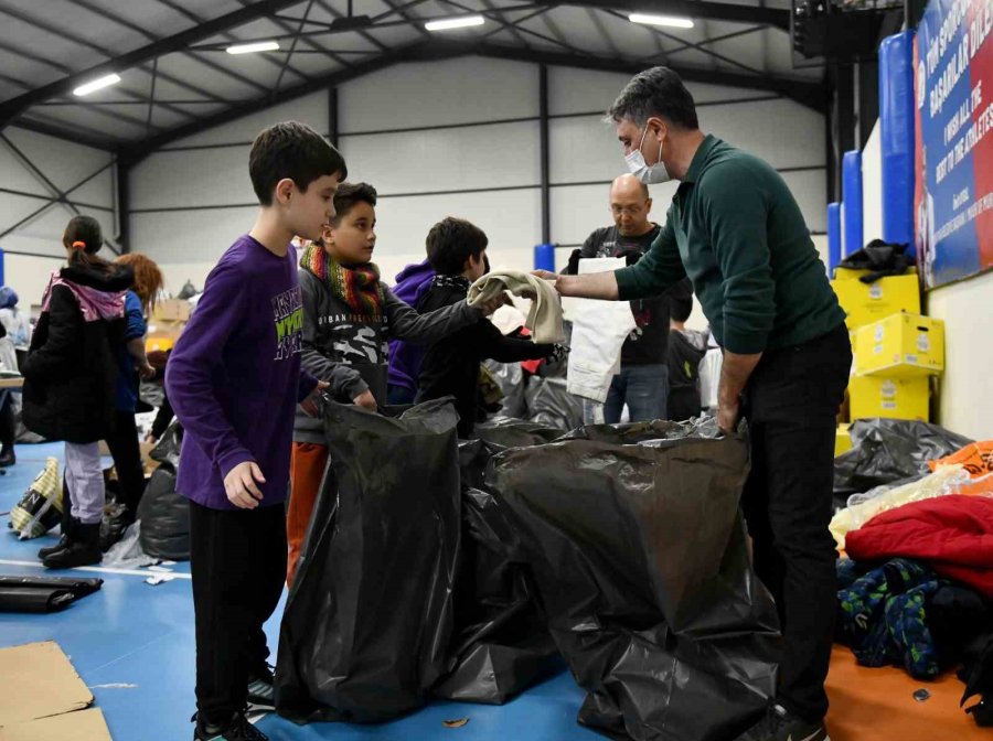 Antalya Deprem Bölgesine Yardım İçin Tek Yürek