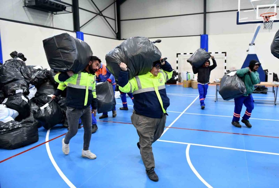 Antalya Deprem Bölgesine Yardım İçin Tek Yürek