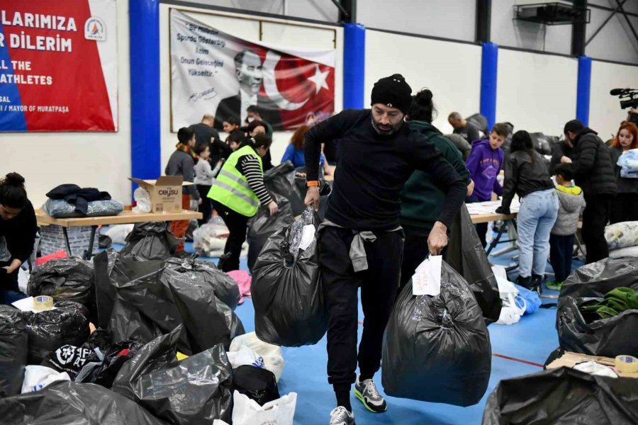 Antalya Deprem Bölgesine Yardım İçin Tek Yürek