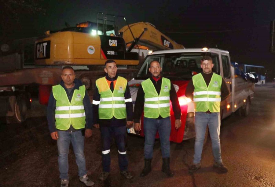 Toroslar Belediyesinden Deprem Bölgesine Ekip Ve İş Makinesi Desteği