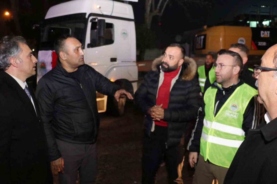 Toroslar Belediyesinden Deprem Bölgesine Ekip Ve İş Makinesi Desteği