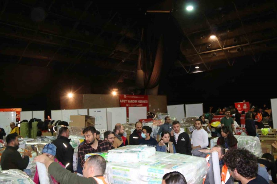 Antalya Büyükşehir İtfaiyesi 62 Vatandaşı Enkaz Altından Çıkarttı