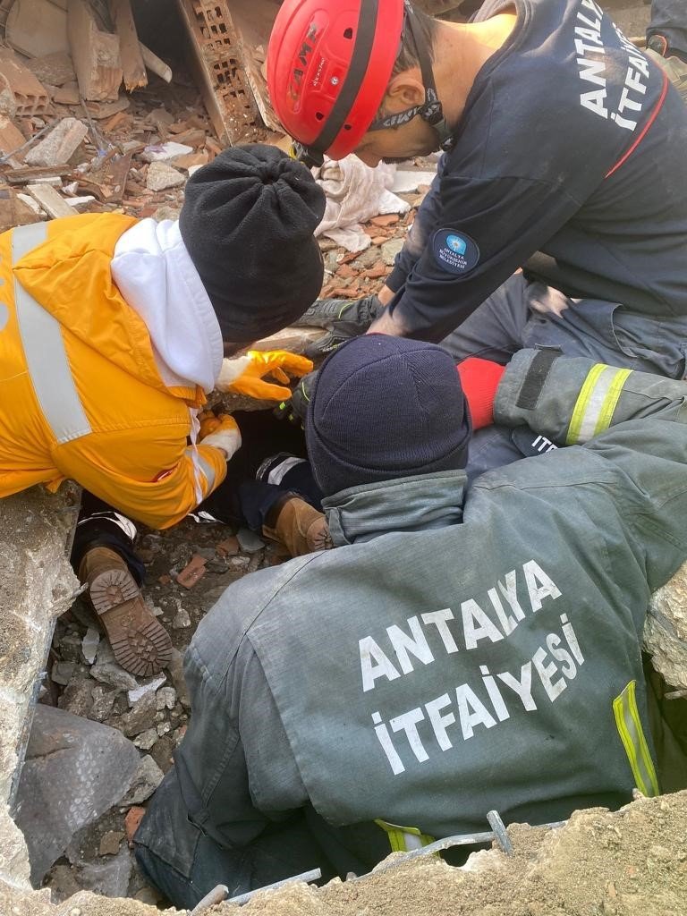 Antalya Büyükşehir İtfaiyesi 62 Vatandaşı Enkaz Altından Çıkarttı