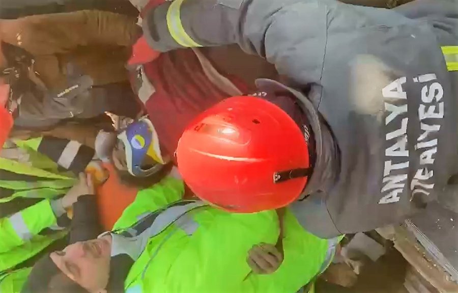 Antalya Büyükşehir İtfaiyesi 62 Vatandaşı Enkaz Altından Çıkarttı