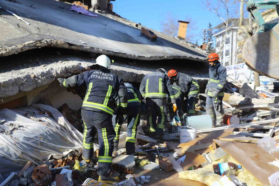 Antalya İtfaiyesi 57 Saat Sonra Bir Vatandaşı Enkazdan Sağ Çıkardı