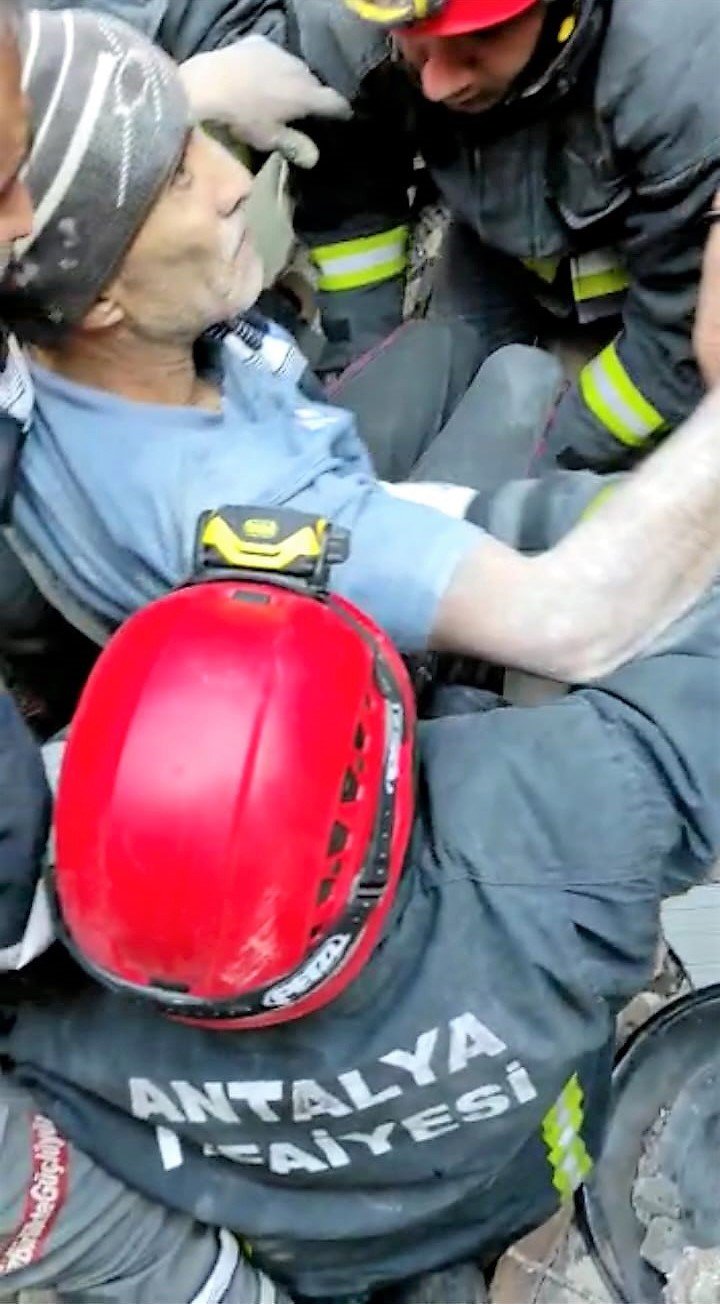 Antalya İtfaiyesi 57 Saat Sonra Bir Vatandaşı Enkazdan Sağ Çıkardı