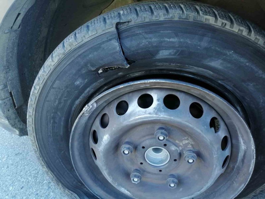 Deprem Bölgesine Giden Ambulans Gazipaşa’da Kaza Yaptı