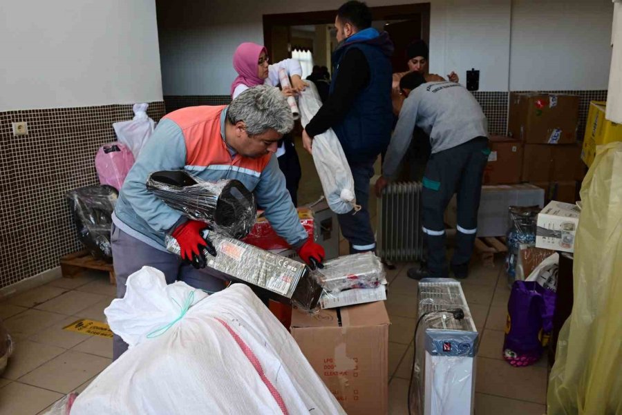 Kemer’den 7. Tır Deprem Bölgesine Yola Çıktı