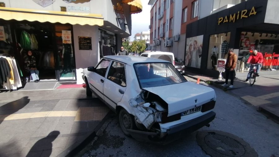 Deprem Bölgesine Giden Minibüs İle Otomobil Çarpıştı