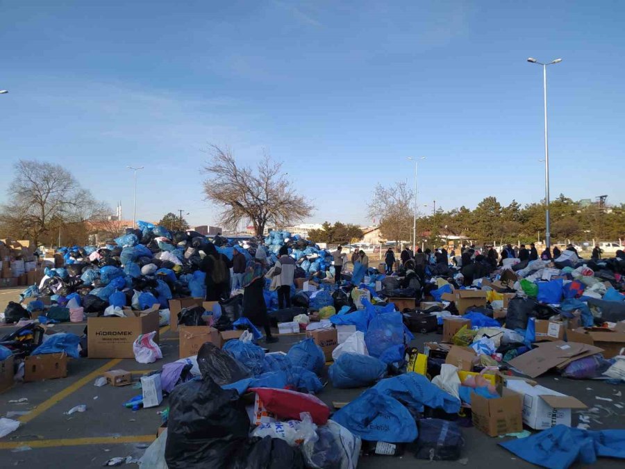 Başkent’teki Gönüllü Vatandaşlar Depremzedeler İçin Birlik Oldu