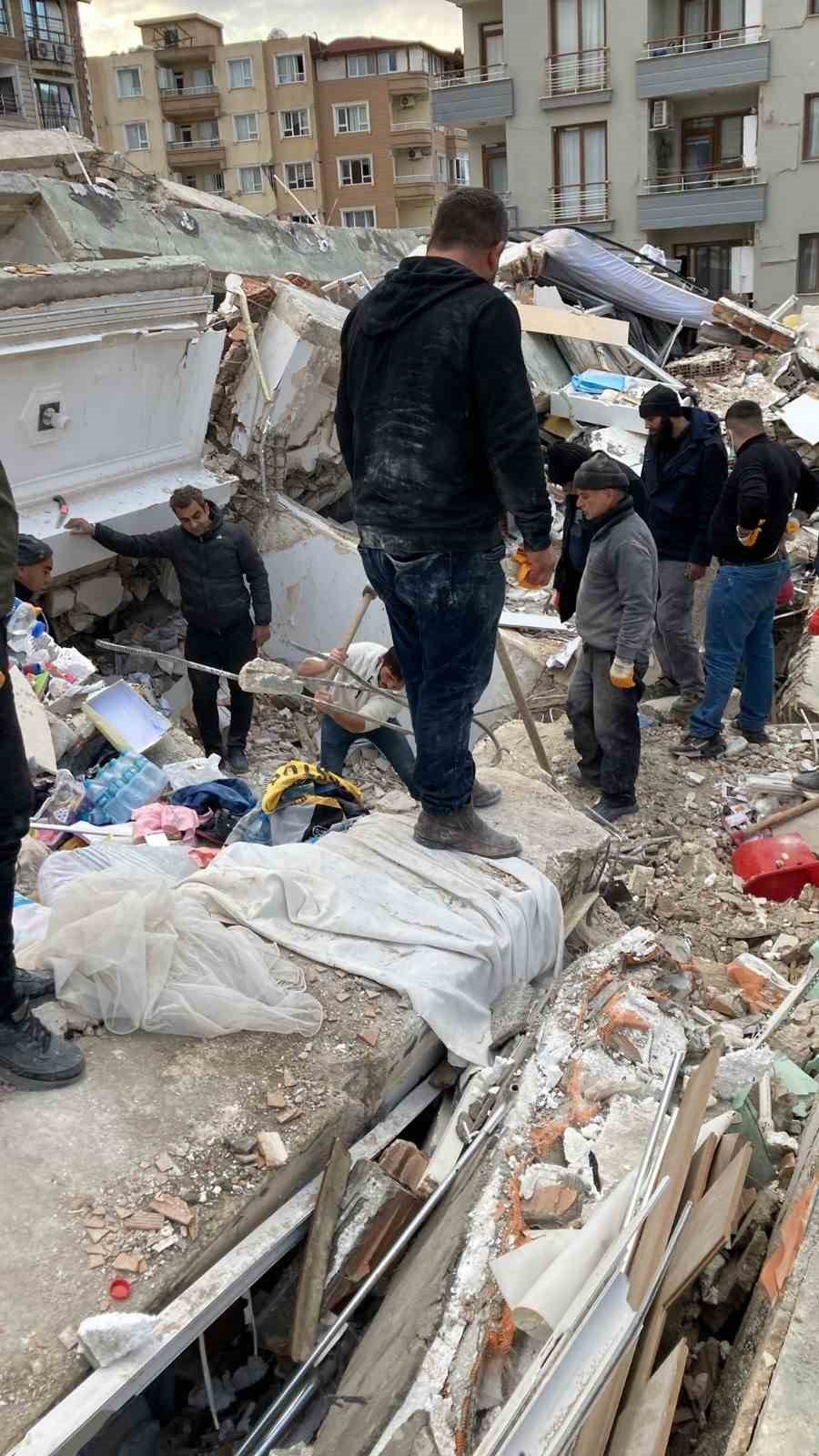 Depremde Hayatını Kaybeden Anne Ve Çocuğuna Acı Veda