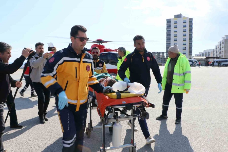 Enkazdan Çıkarılan 8 Aylık Hamile Kadın Helikopterle Mersin’e Getirildi